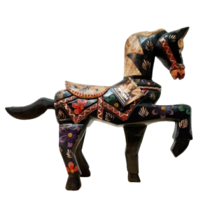 Caballo tallado y pintado en madera