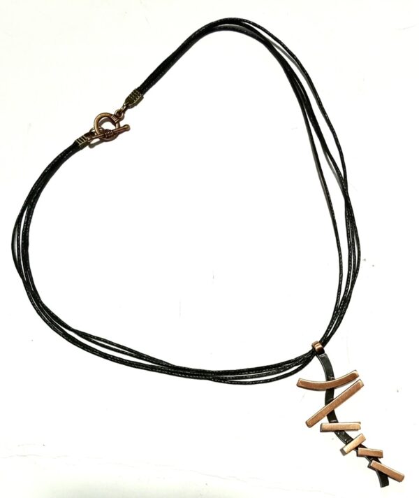 Collar de cobre y cuero natural