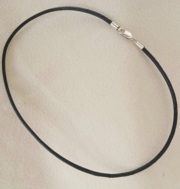 Collar de cuero y plata