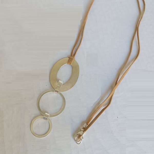 Collar en discos de plata y gamuza natural