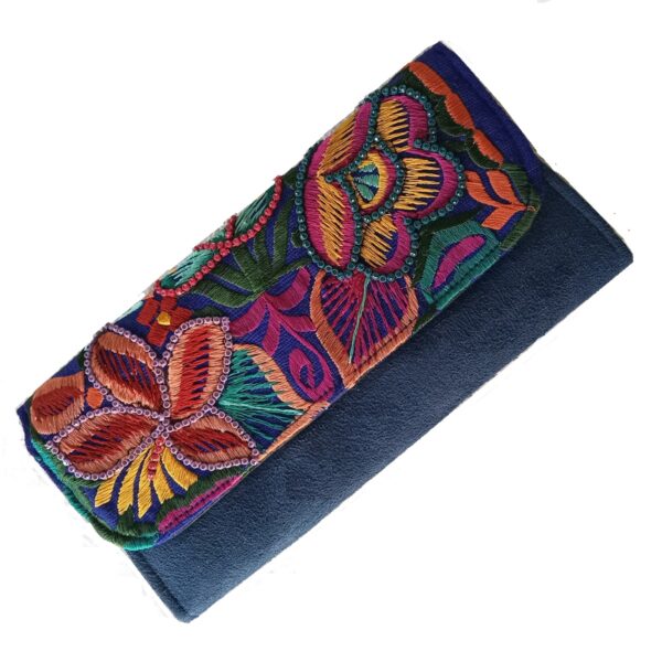 Cartera sobre bordado