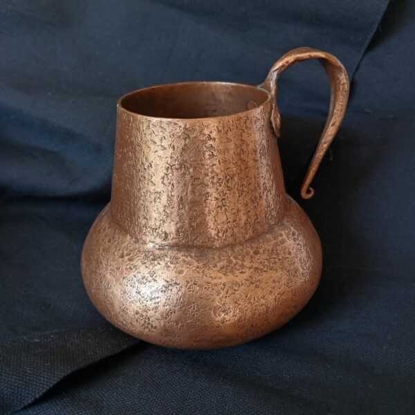 Jarra martillada en cobre